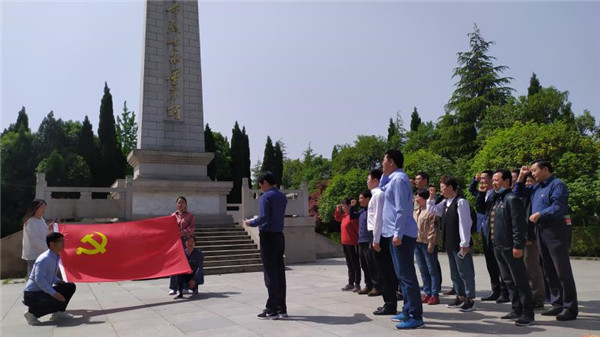 淮南市科技局赴板張集革命烈士陵園開展黨史學(xué)習(xí)教育