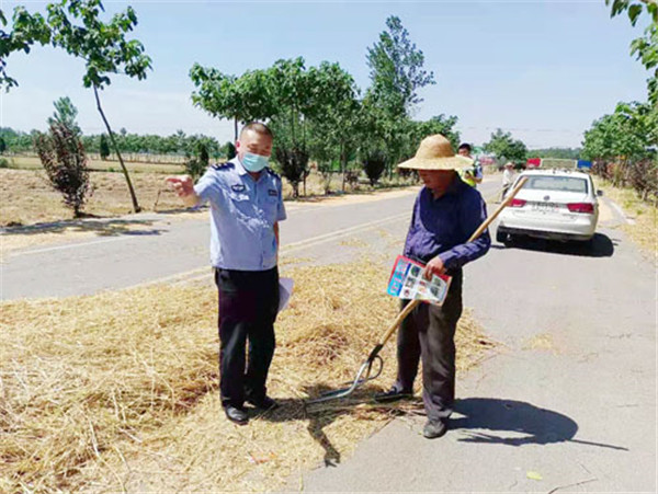 淮南鳳臺交警“五個加強(qiáng)”護(hù)航午收道路交通安全