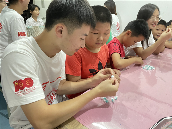 給孩子們發(fā)糖果，學(xué)習(xí)用品.jpg