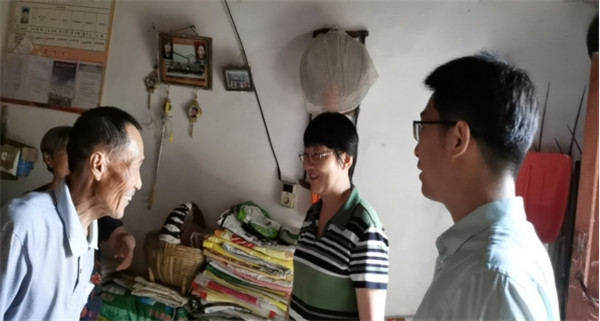 淮南市經(jīng)信局黨委委員、總工程師劉莉莉赴焦崗村慰問(wèn)脫貧戶并看望駐村工作隊(duì)