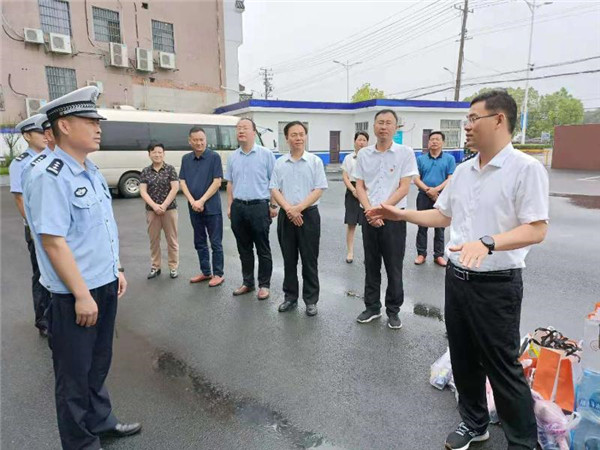 淮南市潘集區(qū)委書記宋立敏率隊慰問文明城市創(chuàng)建一線工作人員