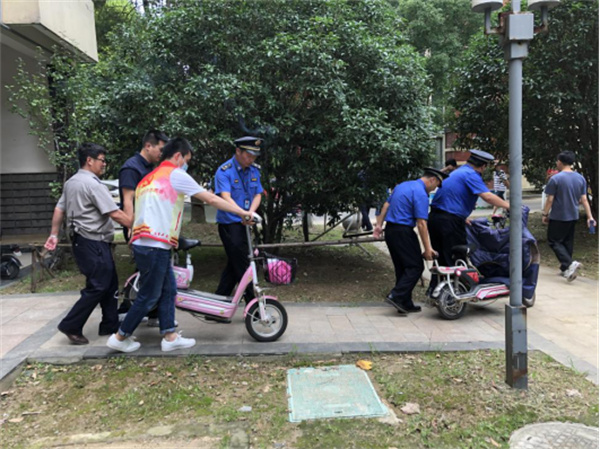 淮南市聯(lián)合執(zhí)法進(jìn)小區(qū) 共同治理“亂停放”