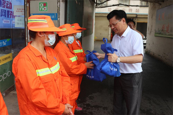 淮南市：夏日抗高溫 工會送清涼