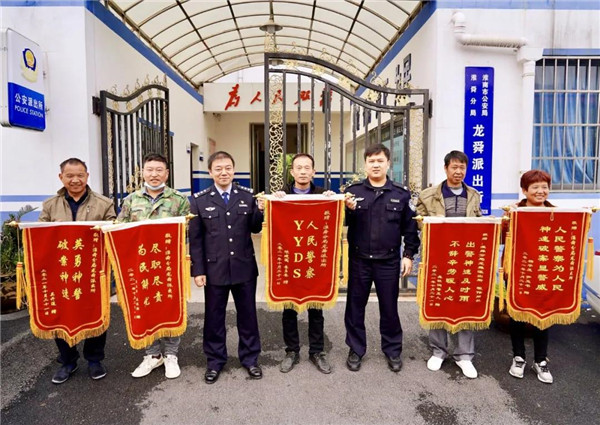 淮南民警為農(nóng)民工追回工資17萬，工人送錦旗“YYDS”