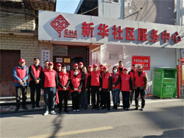 淮南市市場(chǎng)監(jiān)管局深入結(jié)對(duì)共建社區(qū)開(kāi)展環(huán)境衛(wèi)生整治活動(dòng)