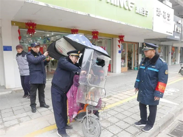 淮南壽縣加強(qiáng)城區(qū)私自改裝防雨棚整治，助力壽州古城創(chuàng)5A