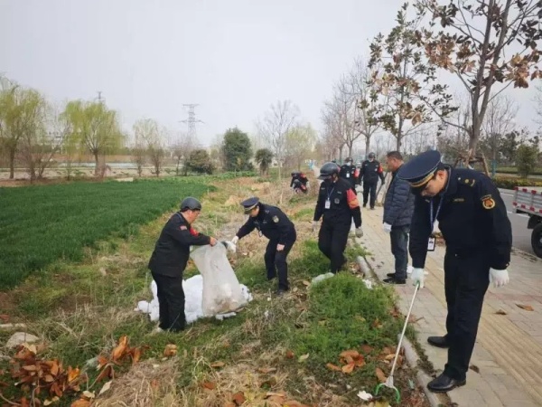 淮南經(jīng)開區(qū)清理沿路垃圾為城市“洗臉梳妝”！